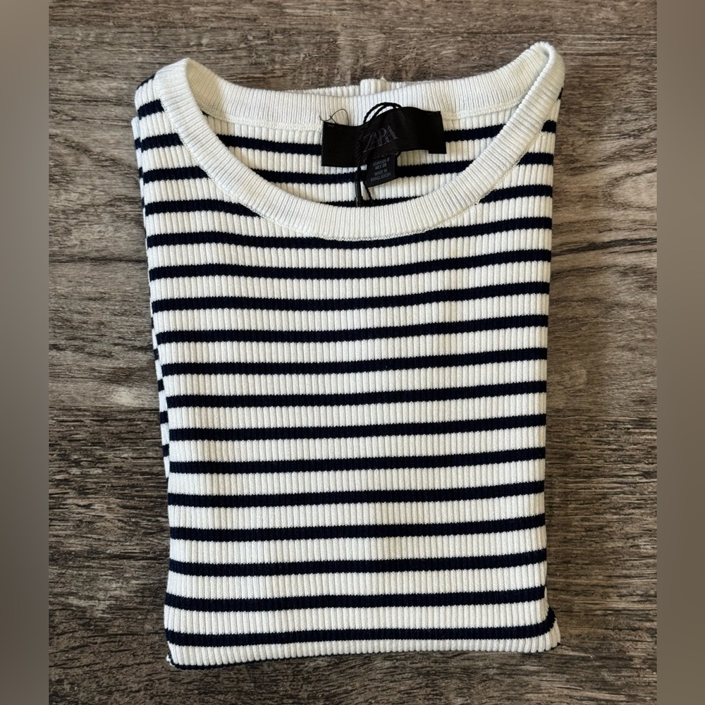 Woman’s Zara Black and White Crew Neck Sweater with Bold Stripes